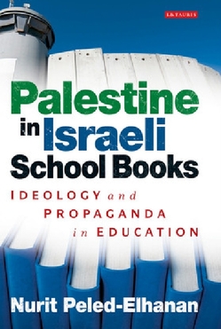 Jedna z knih, jež se věnují učebnicím pro izraelské a palestinské školy.