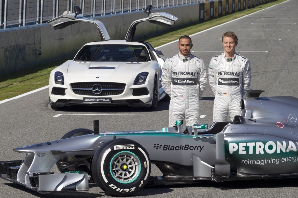 Lewis Hamilton (vlevo) a Nico Rosberg.