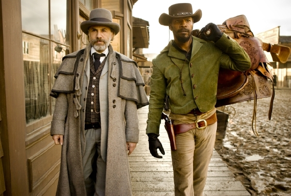 Jamie Foxx jako Django (vpravo) a Christoph Walt jako Dr. King Schultz (vlevo) ve filmu Nespoutaný Django. Jamie Foxx jako Django (vpravo) a Christoph Walt jako Dr. King Schultz (vlevo) ve filmu Nespoutaný Django.