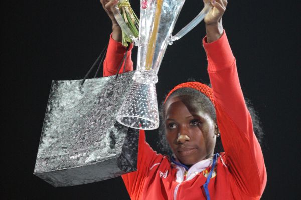 Kubánka Yarisley Silvaová přebírá trofej za první místo mezi ženami.