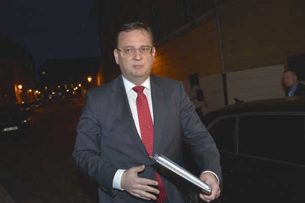 Premiér Petr Nečas míří na setkání s Milošem Zemanem. Premiér Petr Nečas míří na setkání s Milošem Zemanem.