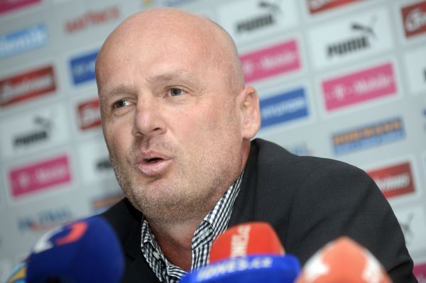 Trenér reprezentace Michal Bílek.