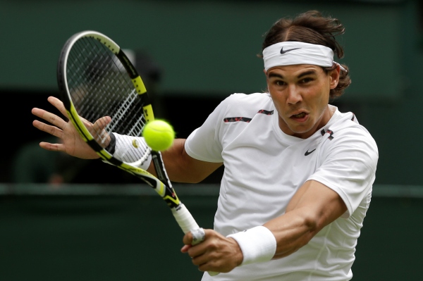 Španělský tenista Rafael Nadal se po osmiměsíční přestávce zaviněné zdravotními potížemi vrátil na kurty vítězstvím ve čtyřhře.