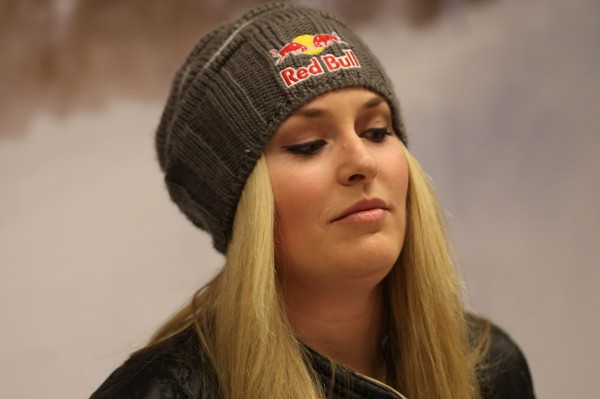 Americká lyžařská hvězda Lindsey Vonnová se po krkolomném pádu na mistrovství světa ve Schladmingu podrobí operaci kolena začátkem příštího týdne.