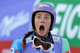 Slovinka Tina Mazeová sleduje pád americké závodnice.