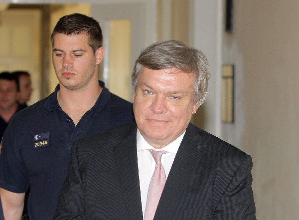 Doktor Jaroslav Barták si dnes vyslechl rozsudek. Doktor Jaroslav Barták si dnes vyslechl rozsudek.