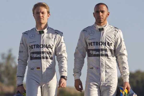 Nico Rosberg (vlevo) a Lewis Hamilton si první den testů jistě představovali lépe. Nico Rosberg (vlevo) a Lewis Hamilton si první den testů jistě představovali lépe.