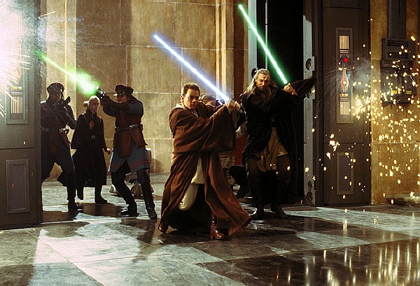 Ewan McGregor a Liam Neeson v Epizodě I - Skryté hrozbě z roku 1999. Ewan McGregor a Liam Neeson v Epizodě I - Skryté hrozbě z roku 1999.