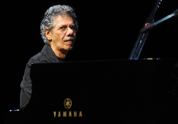 Chick Corea je americký jazzový pianista a skladatel. Spolupracoval např. s další jazzovou legendou, Milsem Davisem. Chick Corea je americký jazzový pianista a skladatel. Spolupracoval např. s další jazzovou legendou, Milsem Davisem.