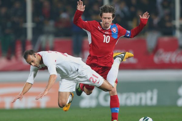 Tomáš Rosický bojuje o balon ve středeční přípravě proti Turecku. Tomáš Rosický bojuje o balon ve středeční přípravě proti Turecku.