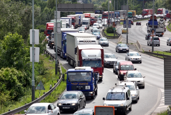 Plakety určené pro emisní kategorie budou muset být umístěny na vozidlech (ilustrační foto). Plakety určené pro emisní kategorie budou muset být umístěny na vozidlech (ilustrační foto).