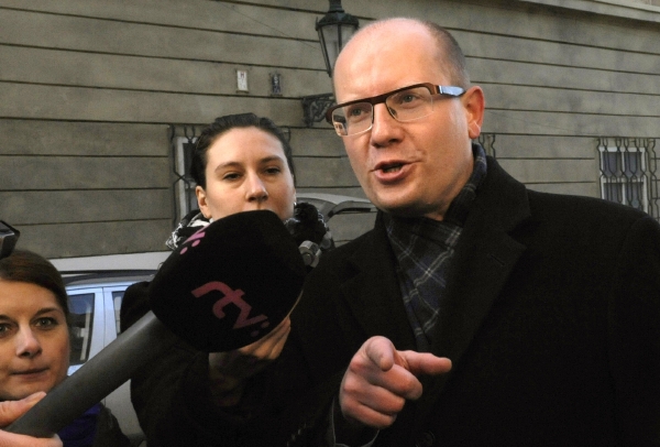 Předseda ČSSD Bohuslav Sobotka při příchodu na setkání s nastupujícím prezidentem Milošem Zemanem.