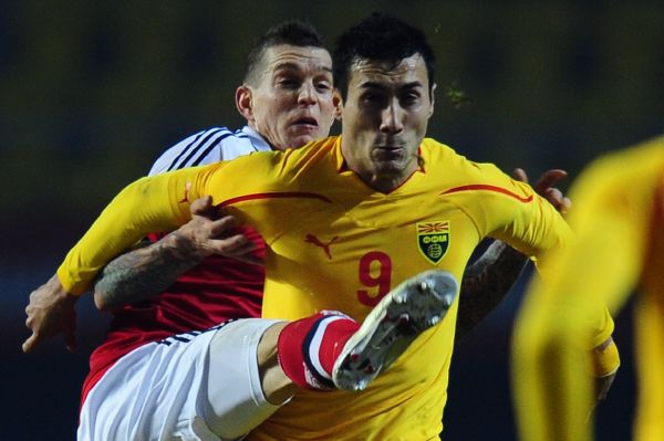 Daniel Agger (Dánsko) v souboji o balon s Adisem Jakovicem (Makedonie).