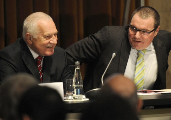 Prezident Václav Klaus (vlevo) a guvernér ČNB Miroslav Singer.