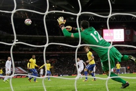 Brazilský brankář se natahoval marně. Lampard v šedesáté minutě vstřelil rozhodující gól Anglie.