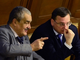 Zleva ministr zahraničí Karel Schwarzenberg a premiér Petr Nečas.