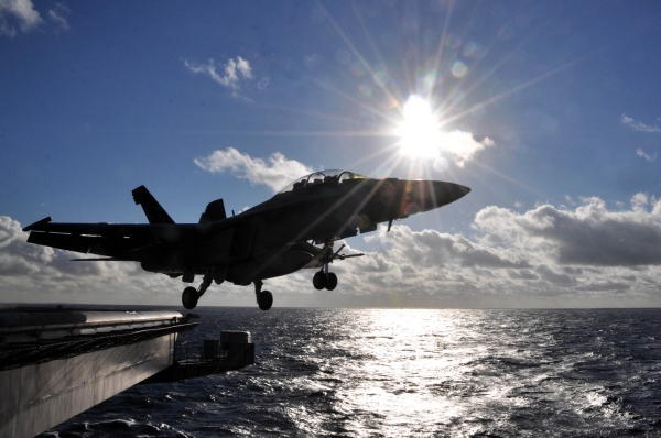 F/A 18F startuje z USS Dwight D. Eisenhower.