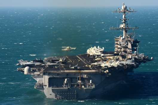 USS John C. Stennis nyní křižuje v Perském zálivu.