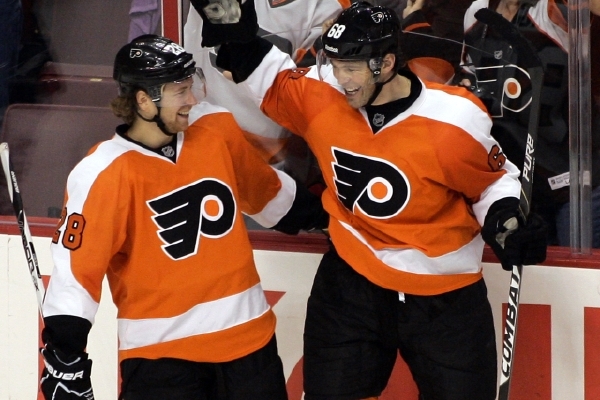 Hokejová minulost. Claude Giroux a Jaromír Jágr společně v dresu Flyers.