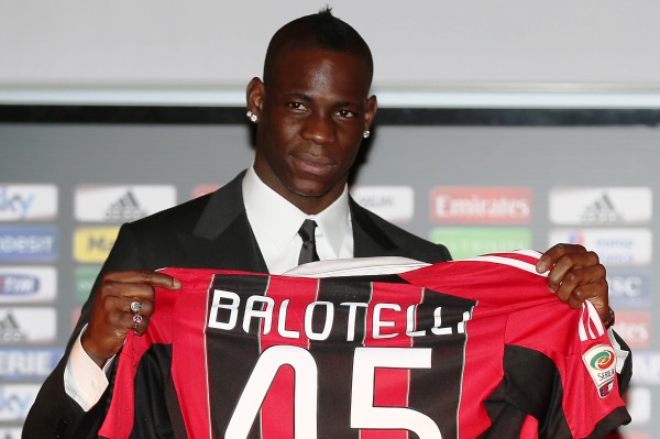 Nová posila AC Milán Mario Balotelli už se v novém působišti stihl dostat do konfliktu s policií. Nová posila AC Milán Mario Balotelli už se v novém působišti stihl dostat do konfliktu s policií.