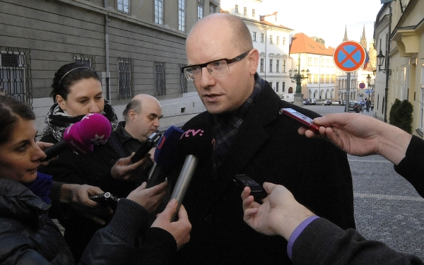 Bohuslav Sobotka přichází na setkání s nastupujícím prezidentem Milošem Zemanem.