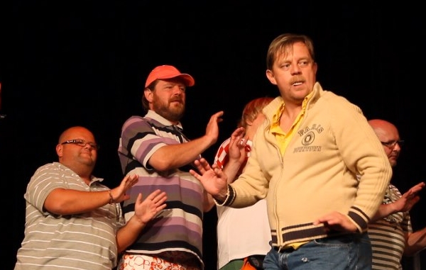 Petr Čtvrtníček a řada dalších komiků ze sebe v klipu dělá blbce.