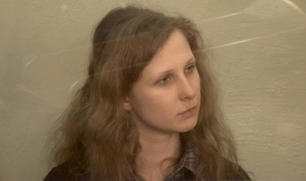 Aljochinová zaspává a je neuctivá k dozorcům. Aljochinová zaspává a je neuctivá k dozorcům.
