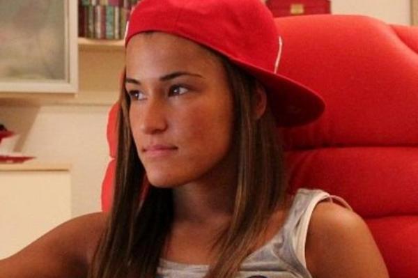 Aylin Yarenová předvádí fotbalové kousky, které by rád uměl nejeden profesionální fotbalista. 