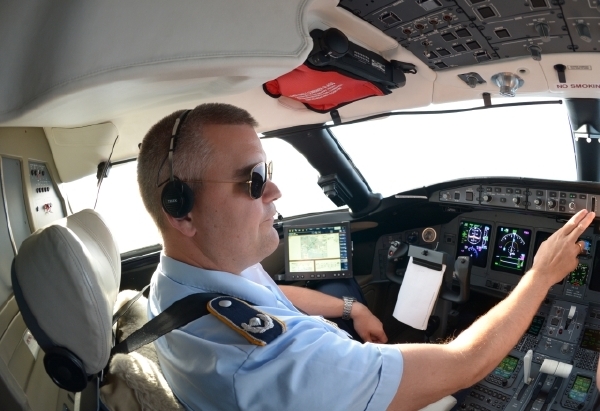 Pilot v kokpitu boeingu (ilustrační foto).