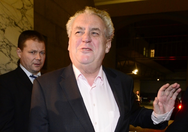 Miloš Zeman má novináře neustále v patách.