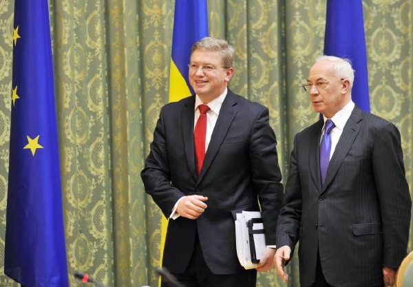 Český eurokomisař Füle (vlevo) s ukrajinským premiérem Azarovem v Kyjevě.