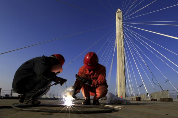 Čínskou ekonomiku táhnou jen mohutné investice do infrastruktury.