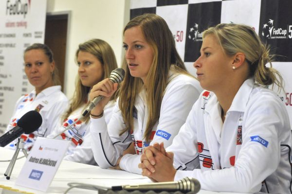 Na snímku jsou zleva Lucie Hradecká, Lucie Šafářová, Petra Kvitová a Andrea Hlaváčková.
