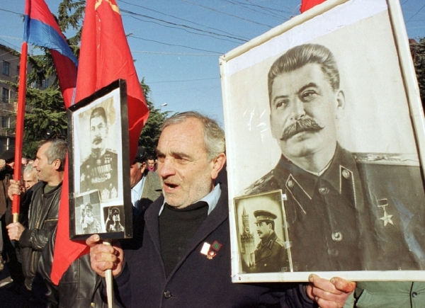 Stalin vzbuzuje doteď v Gruzii emotivní reakce. Část obyvatel ho oslavuje jako hrdinu, část ho naopak považuje za tyrana. Stalin vzbuzuje doteď v Gruzii emotivní reakce. Část obyvatel ho oslavuje jako hrdinu, část ho naopak považuje za tyrana.