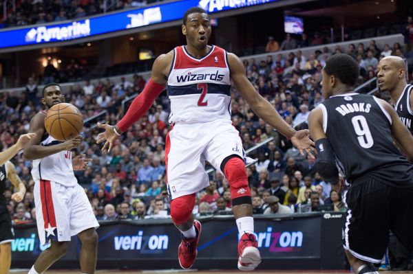 John Wall u míče překonává obranu Brooklynu. John Wall u míče překonává obranu Brooklynu.