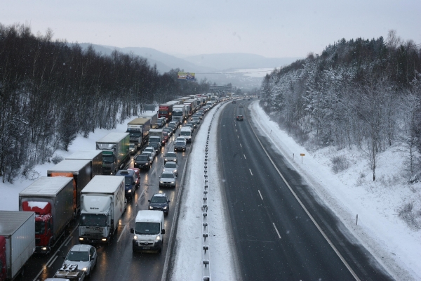 Dálnice D5 je na dvacátém kilometru směrem na Prahu zablokována (ilustrační foto). Dálnice D5 je na dvacátém kilometru směrem na Prahu zablokována (ilustrační foto).