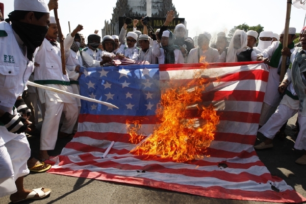 Muslimové při protestech proti antiislámskému filmu Nevinnost muslimů.