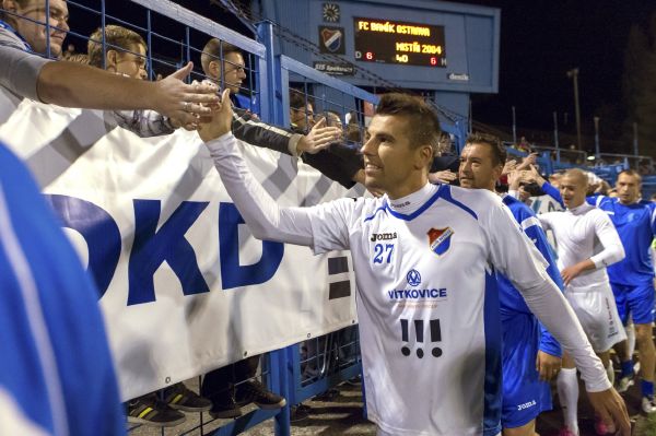 Milan Baroš děkuje divákům po podzimní exhibici.