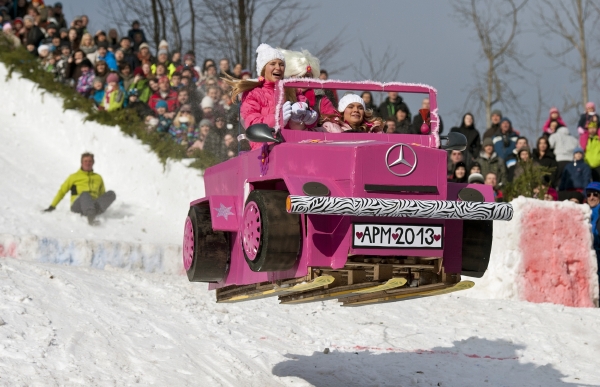 Posádky soutěžily na saních všech tvarů a velikostí. Posádky soutěžily na saních všech tvarů a velikostí.