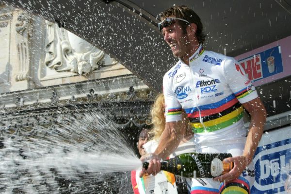 Jeden z nejlepších spurtérů posledních let Mario Cipollini. Jeden z nejlepších spurtérů posledních let Mario Cipollini.