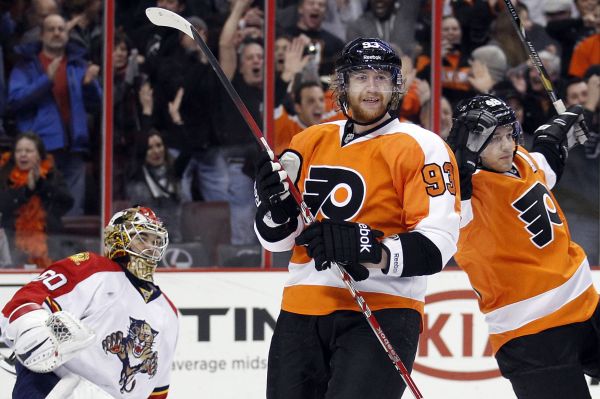 Vysmátý Jakub Voráček (v popředí) v dresu Flyers. Vysmátý Jakub Voráček (v popředí) v dresu Flyers.