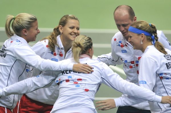 Český tým (zleva) Andrea Hlaváčková, Lucie Šafářová, Lucie Hradecká, kapitán Petr Pála a Petra Kvitová.