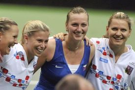 Český tým slaví postup do semifinále, zleva Lucie Hradecká, Andrea Hlaváčková, Petra Kvitová, Lucie Šafářová.