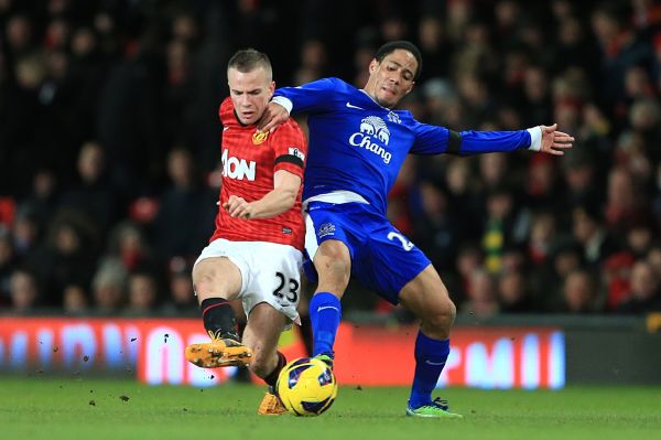 Tom Cleverley (vlevo) a evertonský Steven Pienaar (vpravo) bojují o balon.