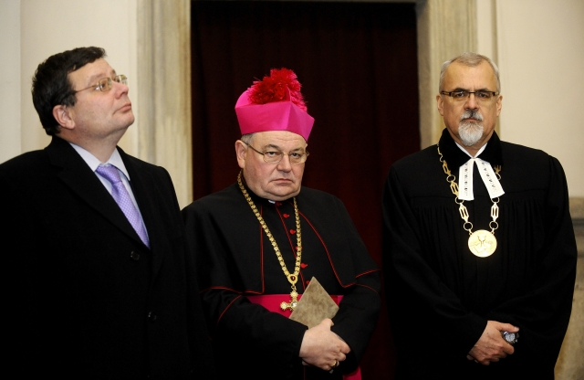 Bývalý ministr obrany Alexandr Vondra (vlevo), pražský arcibiskup Dominik Duka (uprostřed) a předseda Ekumenické rady církví ČR Joel Ruml. Bývalý ministr obrany Alexandr Vondra (vlevo), pražský arcibiskup Dominik Duka (uprostřed) a předseda Ekumenické rady církví ČR Joel Ruml.