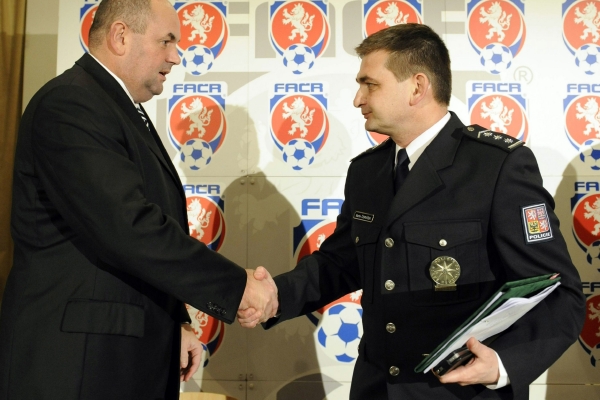 Šéf FAČR Miroslav Pelta (vlevo) s policejním prezidentem Martinem Červíčkem.