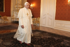Papež Benedikt XVI. si začíná balit kufry.