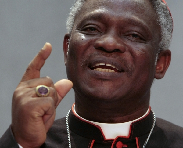 Ghanský kardinál Peter Kodwo Appiah Turkson při rozhovoru s novináři ve Vatikánu (ilustrační fotografie).
