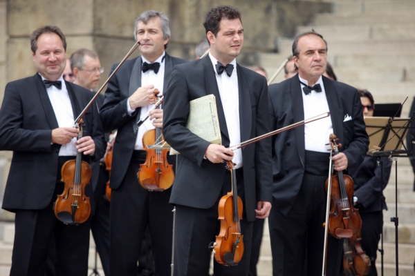 Česká filharmonie se chystá na celou řadu zájezdů. V Česku vystoupí na různých festivalech, například na závěrečném koncertu Pražského jara.