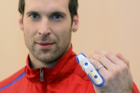 Petr Čech bude proti Spartě chytat se zlomeným malíčkem.